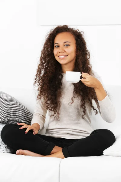 Jovem mulher bonita beber café — Fotografia de Stock