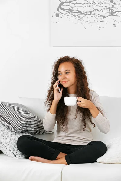 Frau mit Tasse auf Kaffee telefoniert — Stockfoto