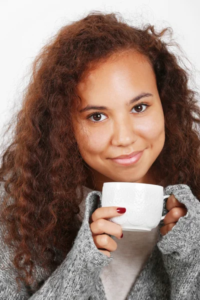 Jovem mulher bonita beber café — Fotografia de Stock