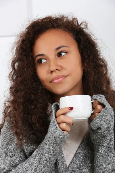 Unga vackra kvinnan dricker kaffe — Stockfoto