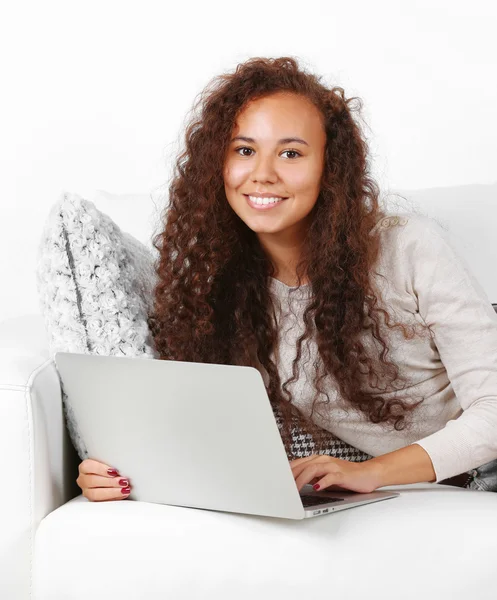 Ung kvinna soffan med laptop — Stockfoto