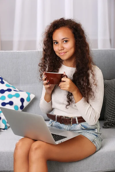 Frau benutzt Laptop und trinkt Kaffee — Stockfoto