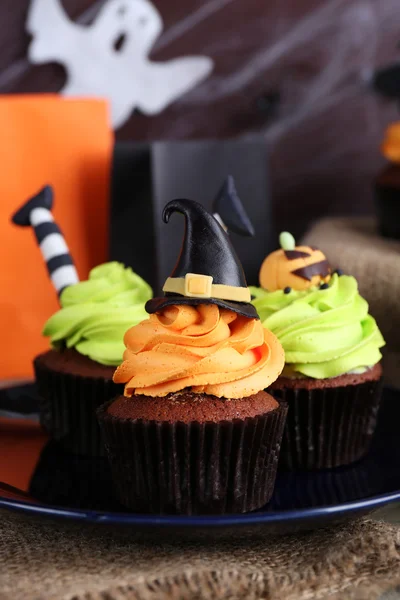 Halloween cupcakes on plate on the table — Stock Photo, Image