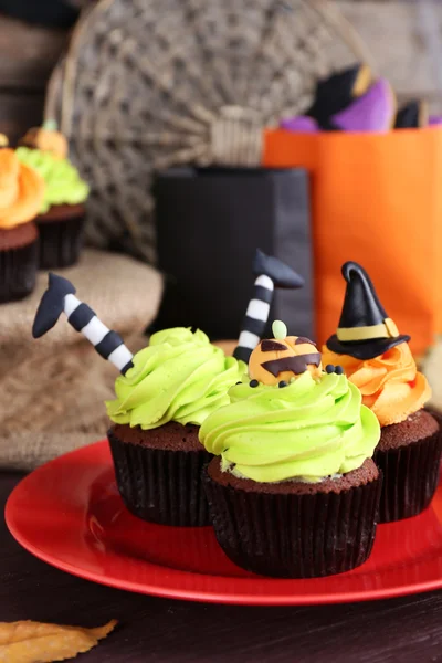 Cupcake di Halloween sul piatto sul tavolo — Foto Stock