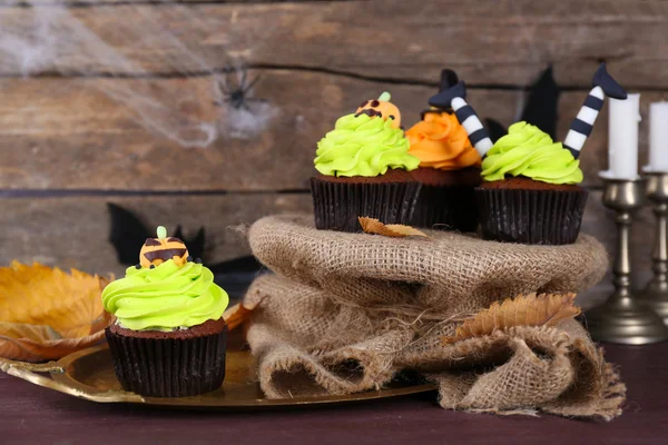 Cadılar Bayramı cupcakes ahşap duvar zemin üzerine masada — Stok fotoğraf