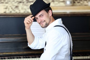 Yakışıklı genç adam. 