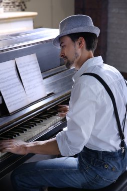Yakışıklı genç adam.  