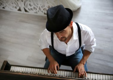Yakışıklı genç adam. 