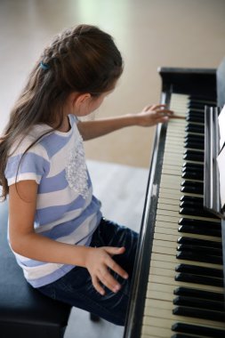 piyano çalmayı öğrendiğim kız