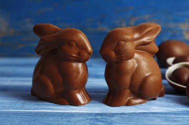 Çikolata Paskalya tavşanları ve ahşap arka plan üzerinde yumurta