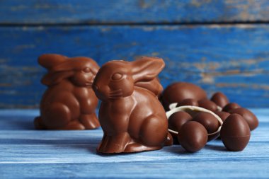 Çikolata Paskalya tavşanları ve ahşap arka plan üzerinde yumurta