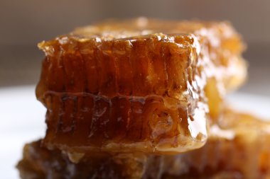 Peteğin ahşap arka plan üzerinde plaka üzerinde