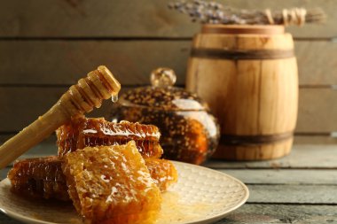 Peteğin ve ahşap arka plan üzerinde plaka üzerinde ahşap Kepçe