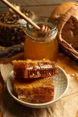 Peteğin plaka üzerinde ahşap arka plan üzerinde sıcak buns