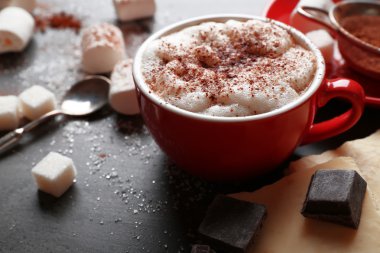 Fincan kahve ve siyah ahşap zemin üzerine tatlılar