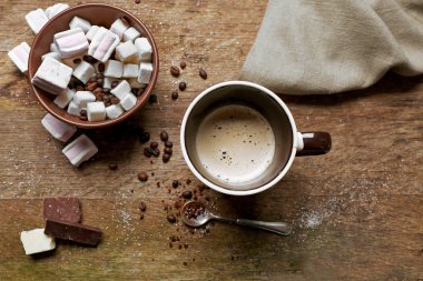 Kahve tatlılar ahşap arka plan üzerinde