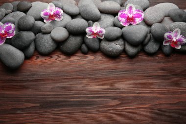 Spa taşlar ve orkide