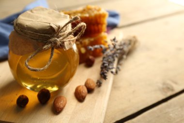 Cam Kavanoz bal, peteğin ve fındık ile