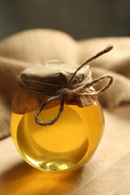 Ahşap arka planda bal kavanozu