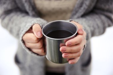 El ele tutuşup kahve içelim.