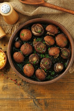 Fırında pişmiş şampiyon mantarı.