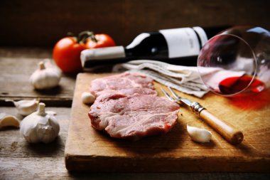 Şişe şarap ile mermer sığır eti biftek