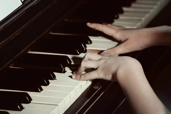 Kleines Mädchen reicht Klavierspiel — Stockfoto