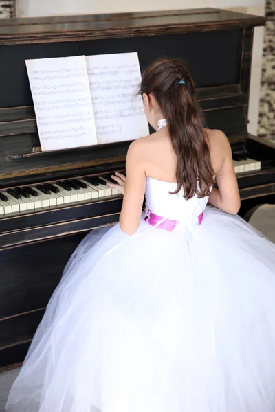 Petite princesse fille joue du piano — Photo