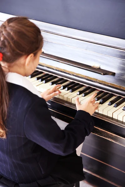 Petite fille joue du piano — Photo