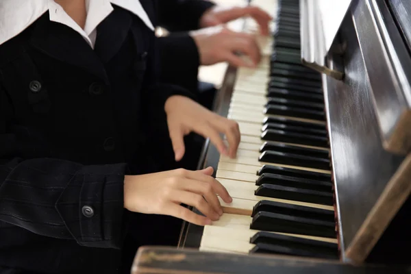 Insegnante treni per giocare pianoforte ragazza — Foto Stock