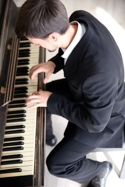 黒スーツの男はピアノも弾く — ストック写真