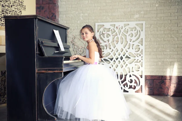 Belle fille jouant sur le piano — Photo