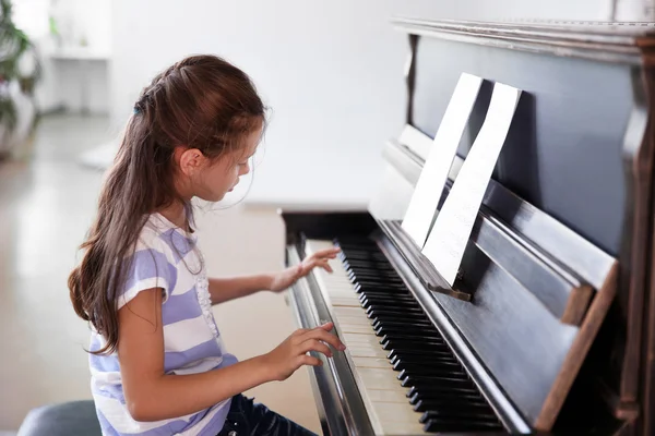 Девушка шипение играть на пианино — стоковое фото
