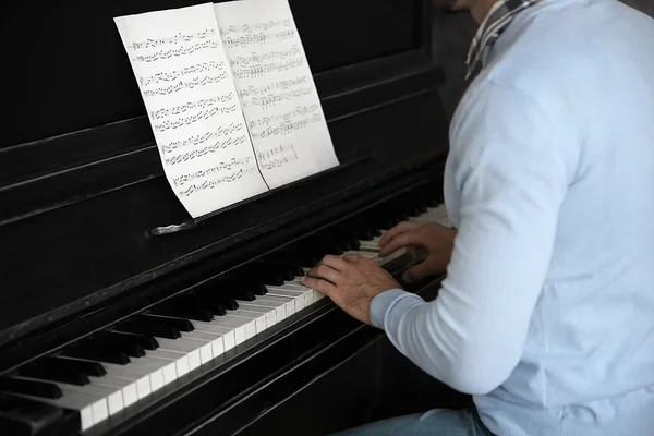 Mann spielt Klavier — Stockfoto