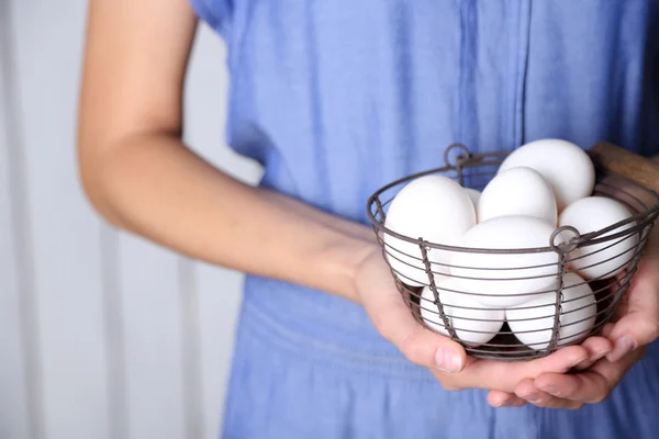 Eggs in basket in woman hands — Stock Photo, Image