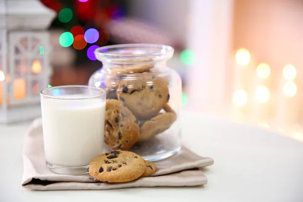 Galletas de Navidad y vaso de leche en la mesa en casa —  Fotos de Stock