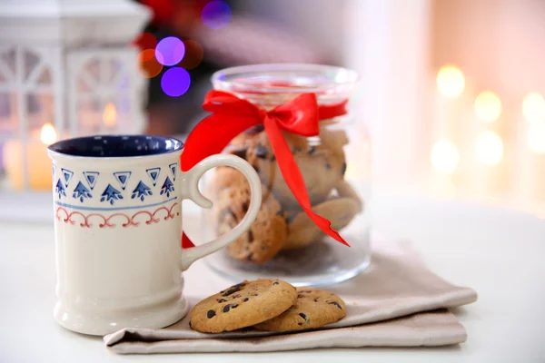 Christmas cookies en kopje thee, op tabel thuis — Stockfoto