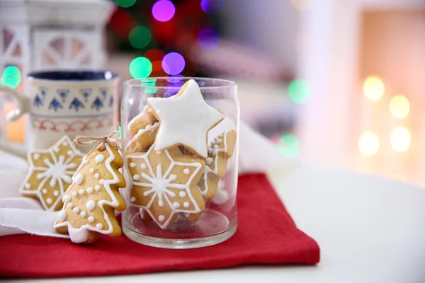 Рождественское печенье и чашка чая, на столе дома — стоковое фото