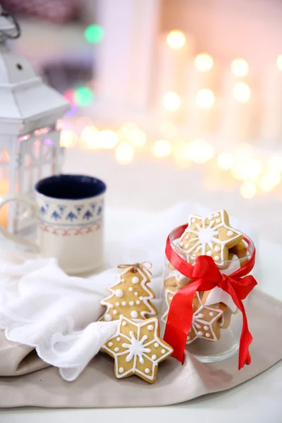 Biscoitos de Natal e xícara de chá, na mesa em casa — Fotografia de Stock