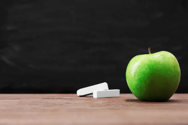 Green apple and chalk — Stock Photo, Image