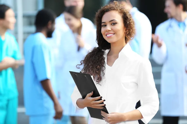 Atractiva joven doctora — Foto de Stock