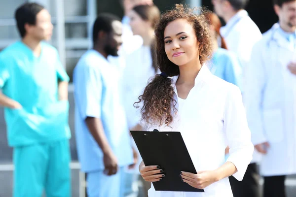 Attraente giovane donna medico — Foto Stock