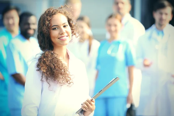 Attraente giovane donna medico — Foto Stock