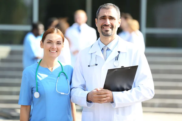 Tıbbi Kavramı Stetoskoplar Reçete Pano Ile Iki Doktor — Stok fotoğraf