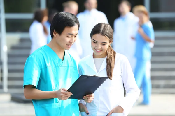 Concepto Médico Dos Médicos Con Estetoscopios Portapapeles Recetado —  Fotos de Stock