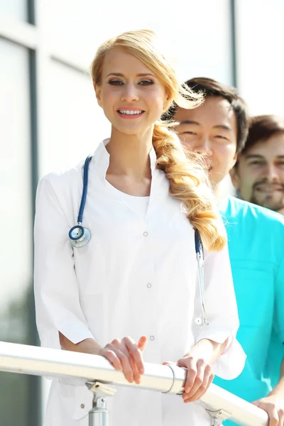 Equipo Médicos Sonrientes Pie Una Fila Cerca Clínica — Foto de Stock