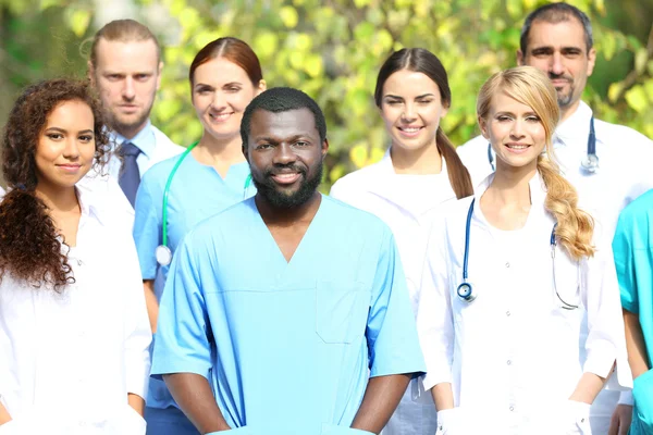 Squadra medica sorridente — Foto Stock