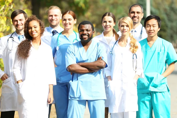 Uśmiechający się zespół lekarzy — Zdjęcie stockowe
