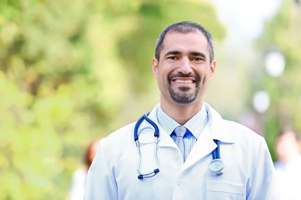 Médico Feliz Contra Equipe Médica Desfocada Livre — Fotografia de Stock