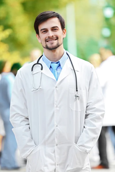 Médecin avec des trucs médicaux — Photo